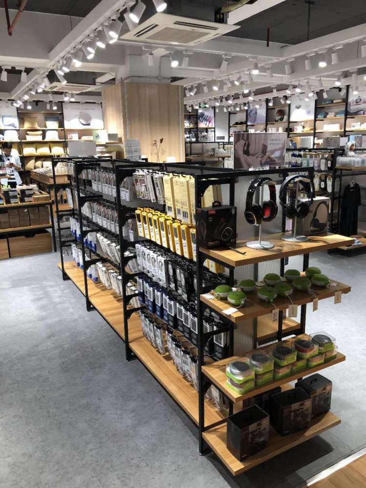 木質(zhì)展示架的多重魅力 一款商鋪陳列的定海神針